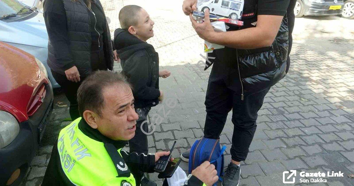 "Muğla'da Yürek Isıtan Hareket: Trafik Müdürü'nden Çocuğa Sürpriz" başlıklı haber için fotorealistik