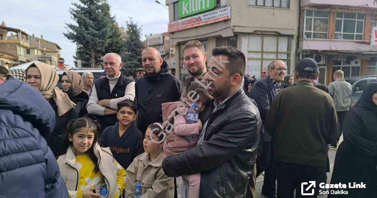 "Şuhut'ta Umre Heyecanı: Dualarla Kutsal Topraklara Uğurlandılar" başlıklı haber için fotorealistik,