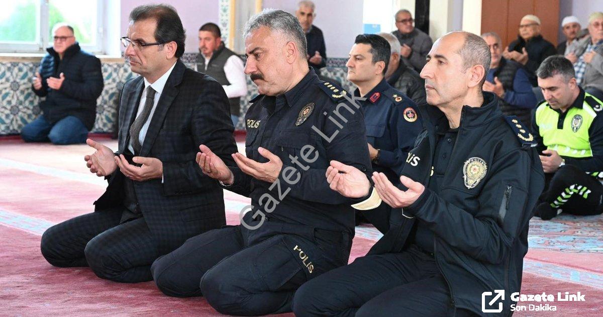 "Manisa'da Hüzünlü Veda: Şehit Polis Ali Barut Dualarla Anıldı" başlıklı haber için fotorealistik, p