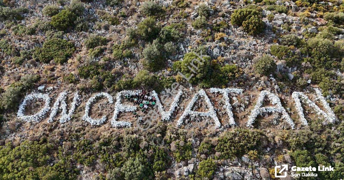 "Datça'da Gençlerden Örnek Davranış: Simge Yazı Yenilendi" başlıklı haber için fotorealistik, profes