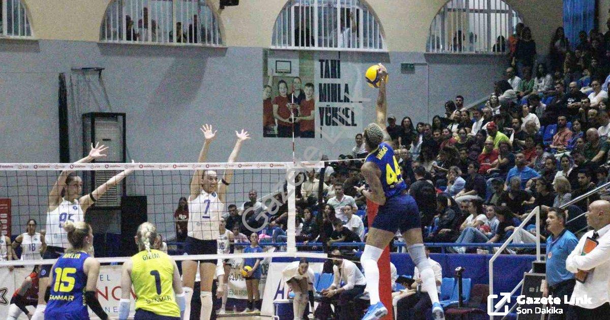 "Fenerbahçe Aydın Deplasmanından Zorlu Bir Galibiyet Çıkardı: 3-1" başlıklı haber için fotorealistik