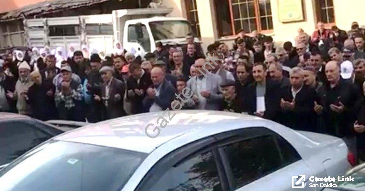 "Hisarcık'ta Duygusal Anlar: 24 Kişilik Umre Kafilesi Uğurlandı" başlıklı haber için fotorealistik,