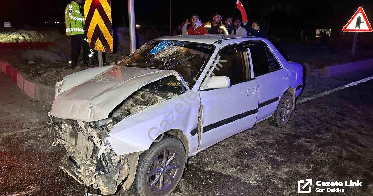 "Uşak'ta Kavşak Faciası: Aralarında Bebek de Var, 10 Yaralı" başlıklı haber için fotorealistik, prof