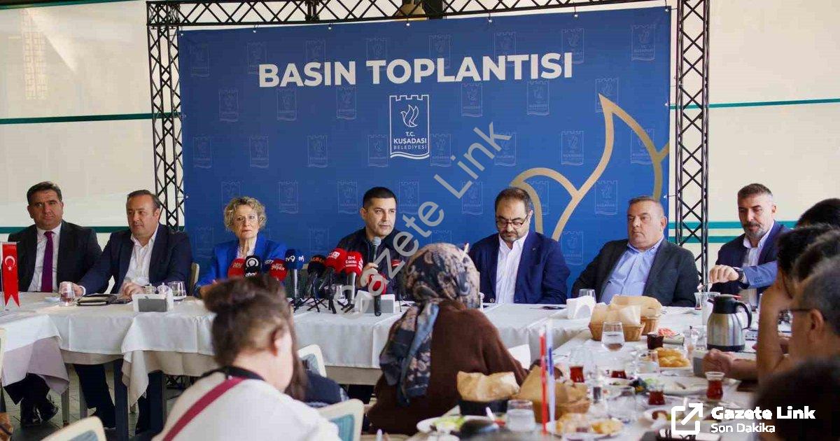 "Kuşadası'nda Yetki Tartışması: Başkan Günel'den Kritik Çağrı" başlıklı haber için fotorealistik, pr