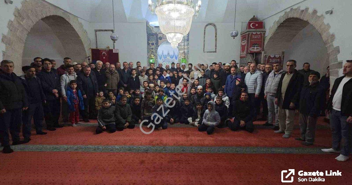 "Kütahya'da Anlamlı Sabah: Gençler Secdede Gönüller Bir Oldu" başlıklı haber için fotorealistik, pro