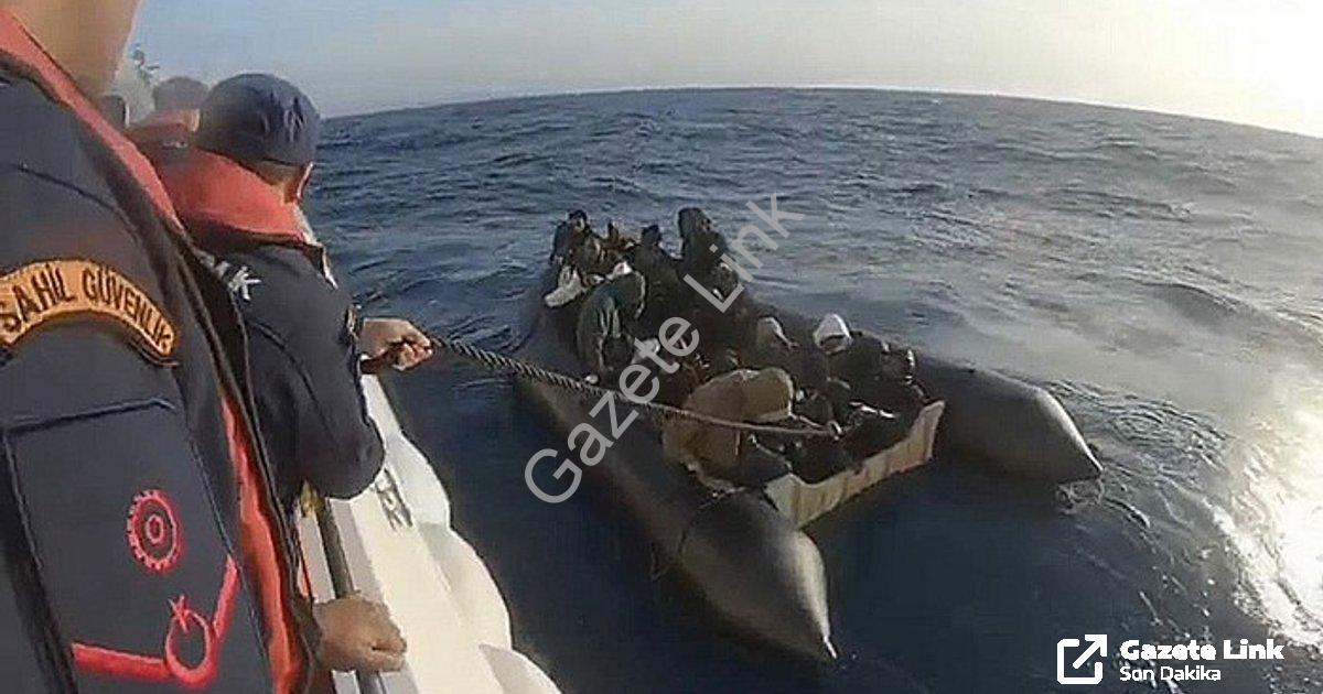 "İzmir Kıyılarında Çifte Operasyon: 18 Göçmen Yakalandı, 25'i Kurtarıldı" başlıklı haber için fotore