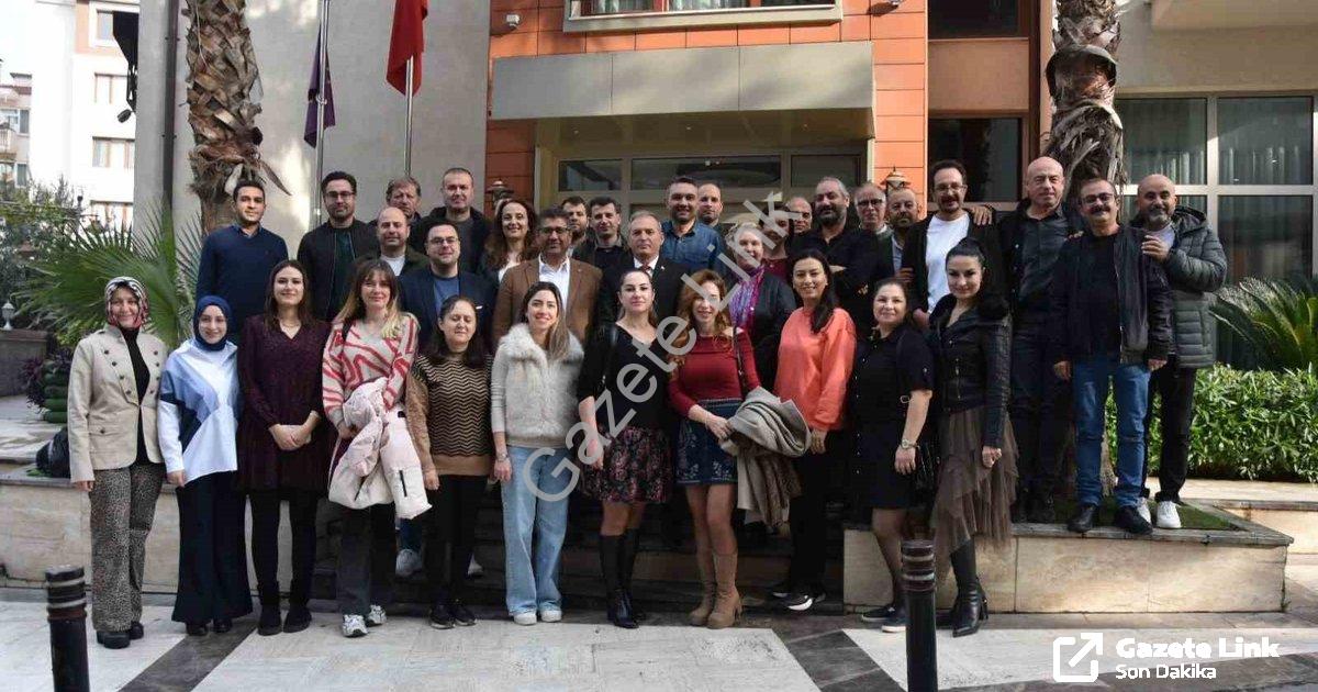 "Manisa TSO'dan Eğitimin Neferlerine Anlamlı Jest" başlıklı haber için fotorealistik, profesyonel bi