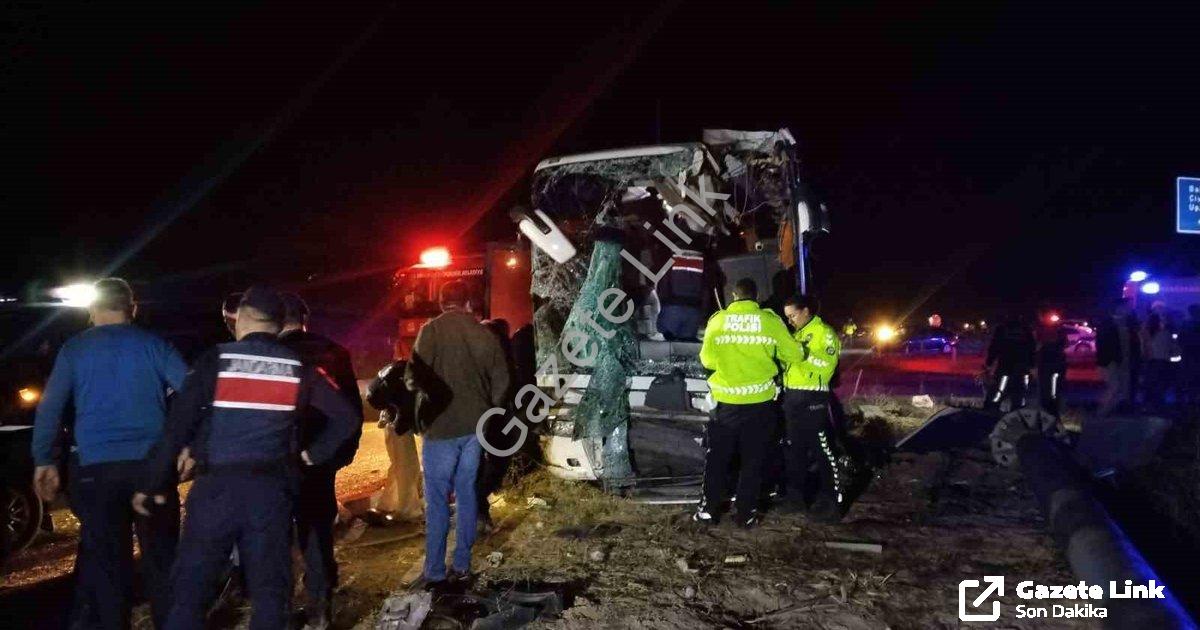 "Denizli'de Feci Kaza: Yolcu Otobüsü ve Minibüs Çarpıştı, Çok Sayıda Yaralı" başlıklı haber için fot