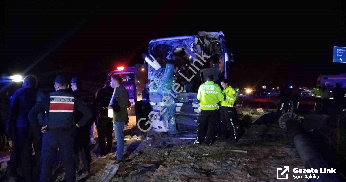 "Denizli'de Korkunç Kaza: Yolcu Otobüsü ve Minibüs Çarpıştı, 1 Ölü" başlıklı haber için fotorealisti