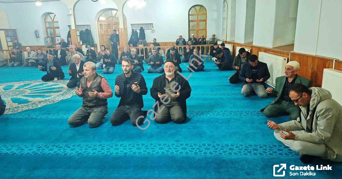 "Hisarcık'ta Vefa Gecesi: Şehit Öğretmenler Dualarla Anıldı" başlıklı haber için fotorealistik, prof