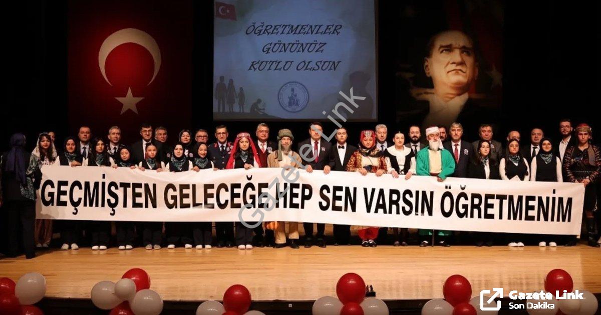 "Kütahya'da Öğretmenler Günü Coşkusu" başlıklı haber için fotorealistik, profesyonel bir haber görse