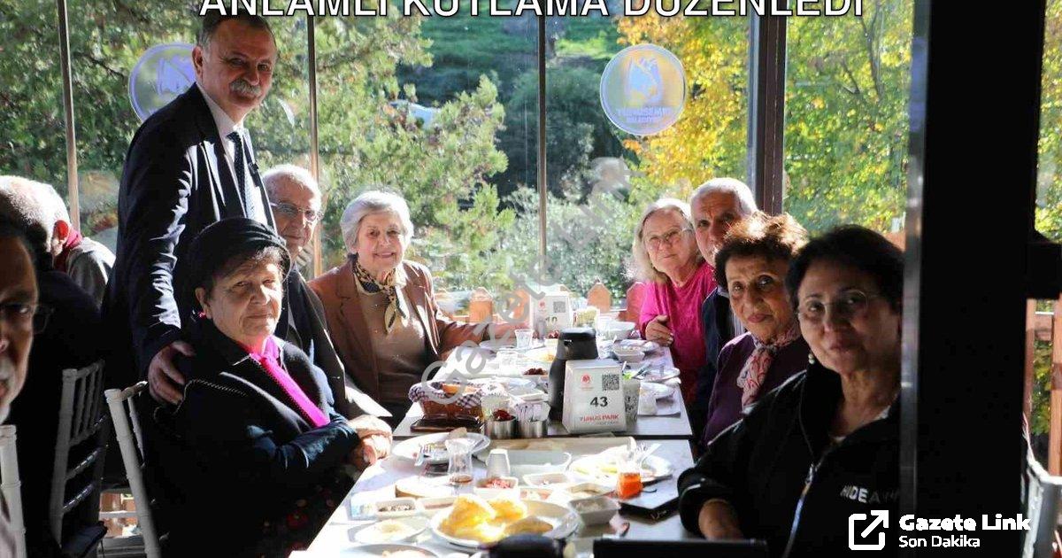"Başkan Balaban Emekli Öğretmenlere Anlamlı Kutlama Düzenledi" başlıklı haber için fotorealistik, pr