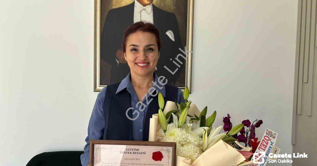 "MTK Koleji Velilerinden Öğretmenler Gününe Anlamlı Jest" başlıklı haber için fotorealistik, profesy