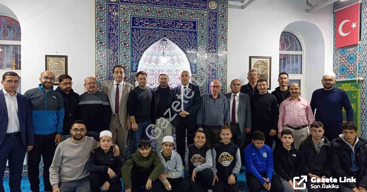 "Emirdağ Müftülüğü'nden Öğretmenlere Sabah Etkinliği" başlıklı haber için fotorealistik, profesyonel