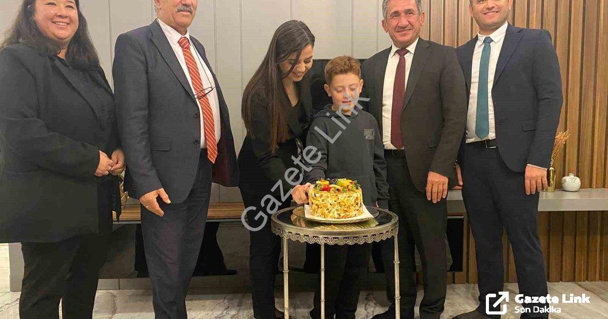 "Menteşe'de Öğretmenlere Sürpriz Kutlama" başlıklı haber için fotorealistik, profesyonel bir haber g