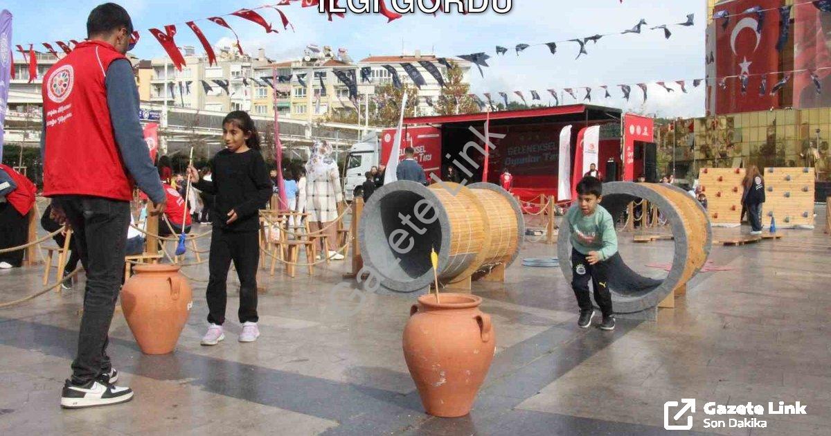 "Geleneksel Oyunlar Tırı Aydın’da Büyük İlgi Gördü" başlıklı haber için fotorealistik, profesyonel b