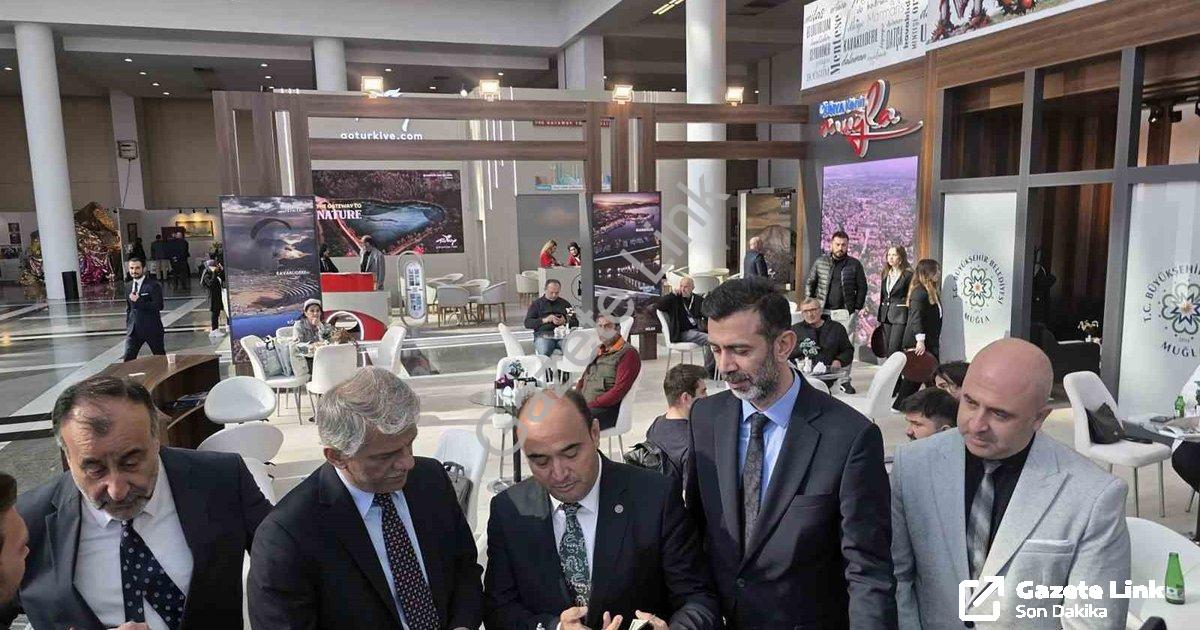 "Muğla, Travelexpo Turizm Fuarı’nda 13 ilçesiyle göz doldurdu" başlıklı haber için fotorealistik, pr