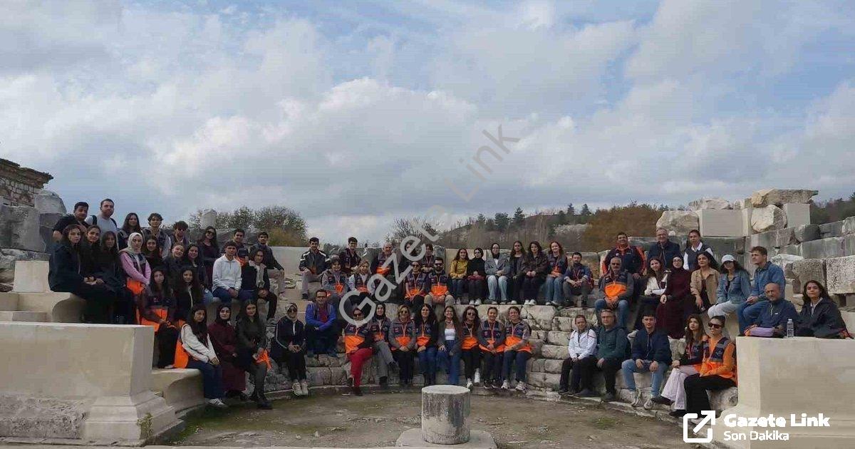 "AFAD gönüllüleri Stratonikeia’da tarihle nefes aldı" başlıklı haber için fotorealistik, profesyonel