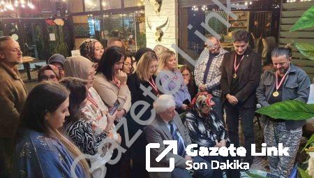 Eski öğrencilerden emekli öğretmene duygulandıran buluşma