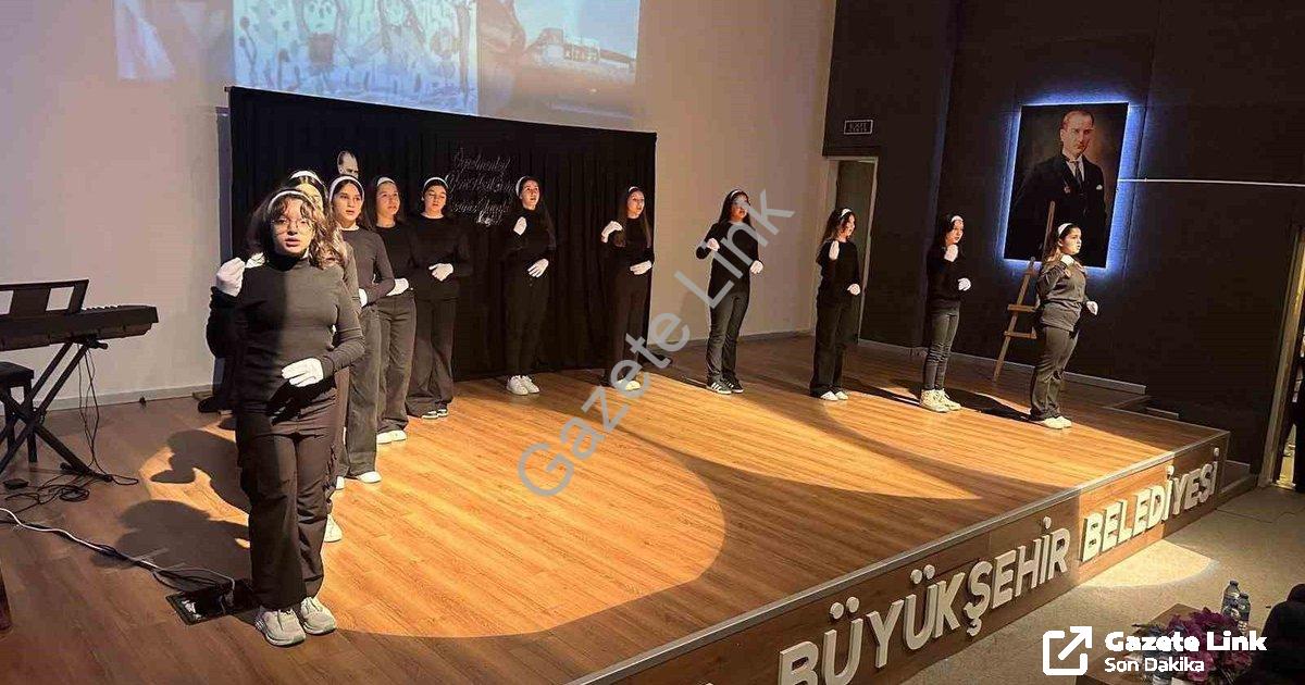 "Sarıgöl’de 24 Kasım Öğretmenler Günü Büyük Coşkuyla Kutlandı" başlıklı haber için fotorealistik, pr