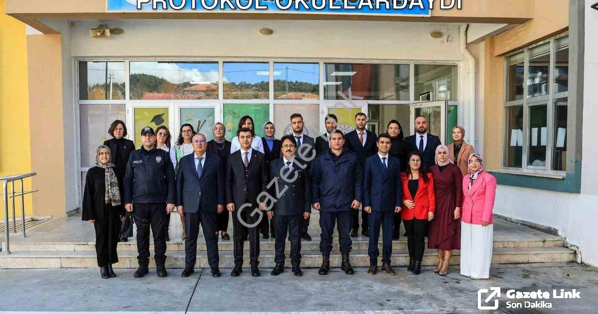 "Çameli'de Anlamlı 24 Kasım Kutlaması: Protokol Okullardaydı" başlıklı haber için fotorealistik, pro