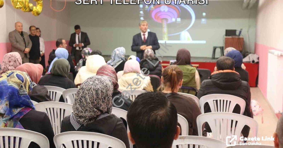 "Kütahya Milli Eğitim Müdürü'nden Velilere Sert Telefon Uyarısı" başlıklı haber için fotorealistik,