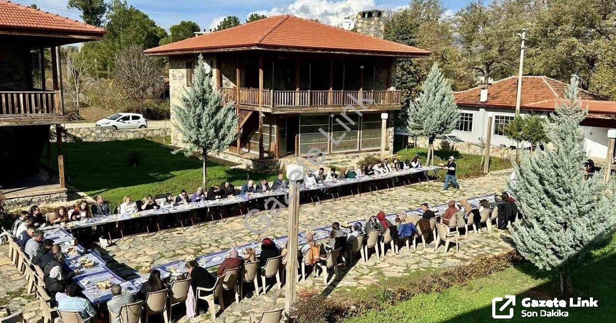 "Beyağaç'ta Öğretmenler Günü Coşkusu: Başkan Pütün Eğitimcileri Ağırladı" başlıklı haber için fotore