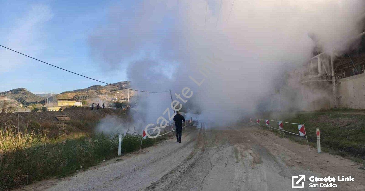 "Aydın Germencik’te Jeotermal Hattı Patladı: Yol Ulaşıma Kapandı" başlıklı haber için fotorealistik,
