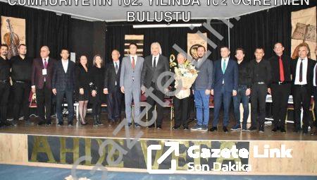 Söke’de Eğitim Çınarlarına Duygusal Vefa: Cumhuriyetin 102. Yılında 102 Öğretmen Buluştu