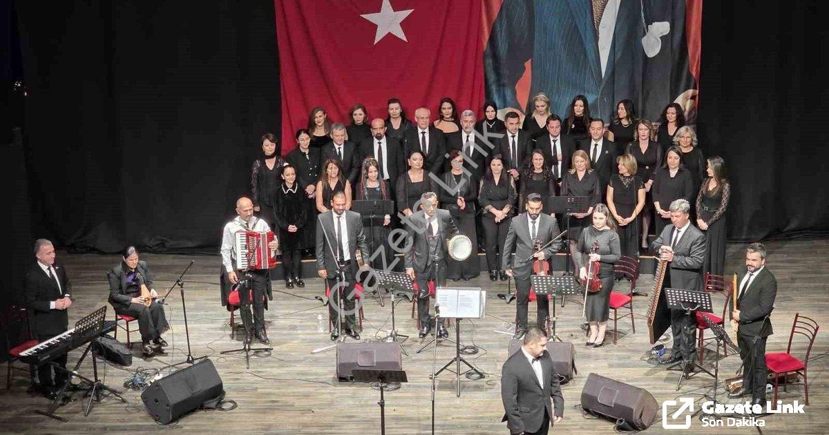"Efeler’de Sanat Rüzgarı: Maarif Korosu’ndan Büyüleyici Performans" başlıklı haber için fotorealisti