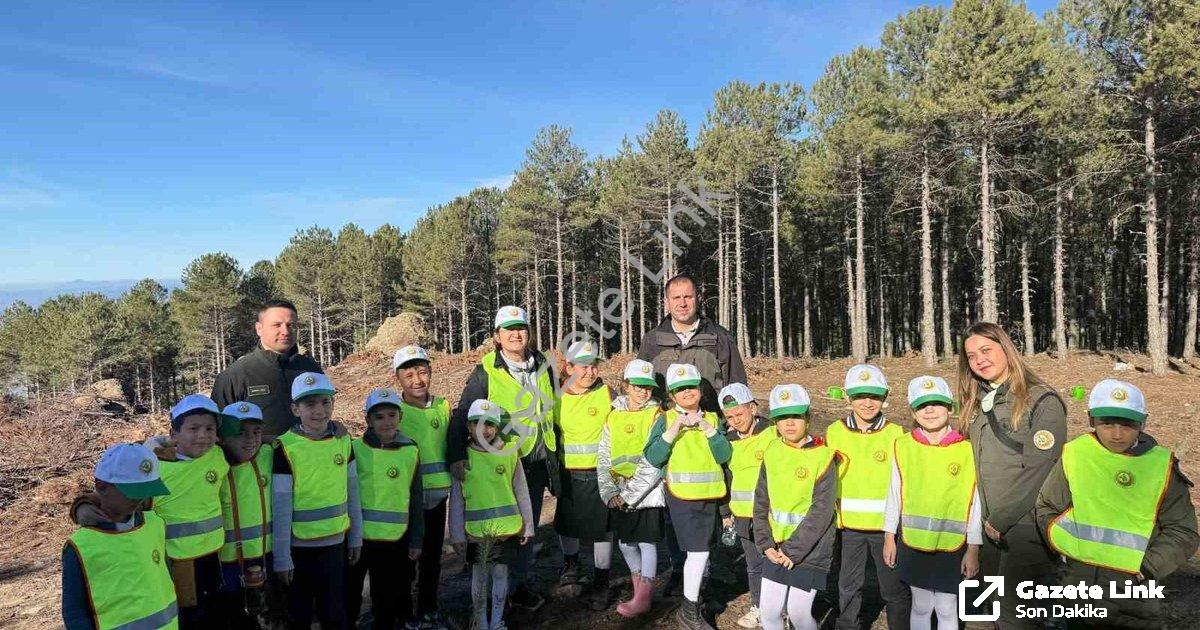 "Aydın Çine’de Minik Ellere Doğa Sevgisi Aşılandı: Yeşil Vatan Projesi" başlıklı haber için fotoreal