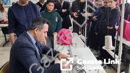 Sarıgöl Kaymakamı Halil Dalak Öğrencilerle Atölyede: Hem Dikiş Dikti Hem Çapa Yaptı