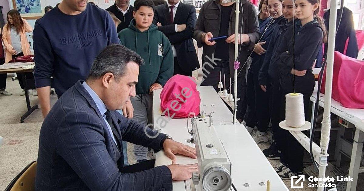 "Sarıgöl Kaymakamı Halil Dalak Öğrencilerle Atölyede: Hem Dikiş Dikti Hem Çapa Yaptı" başlıklı haber