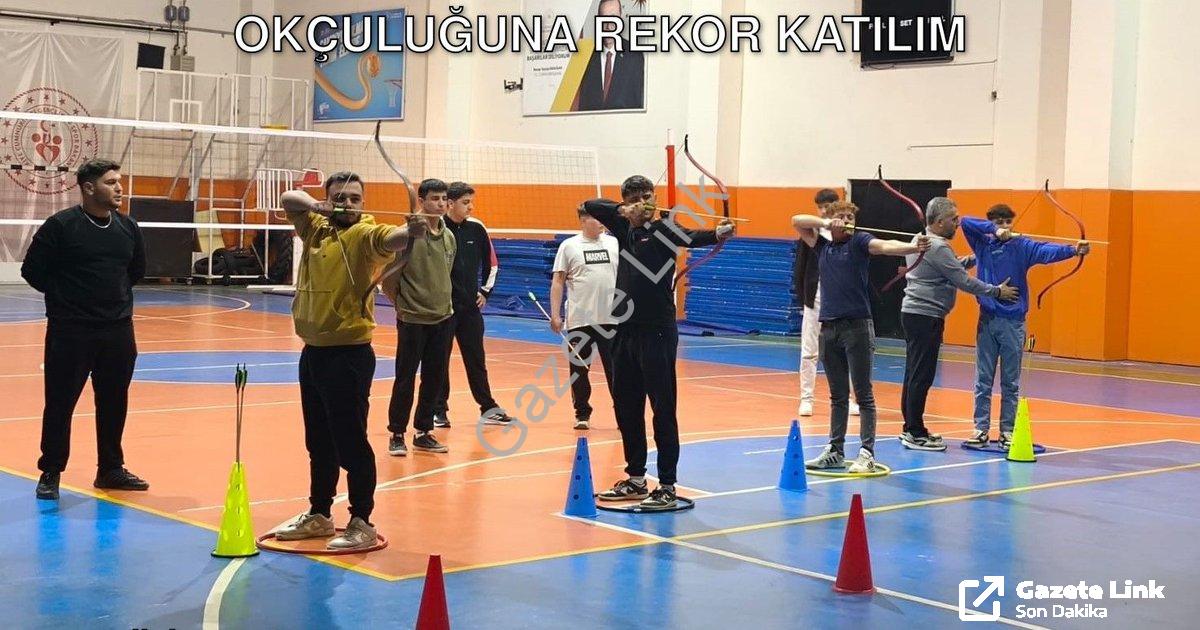 "Sarıgöl'de Tarihi Spor Canlanıyor: Türk Okçuluğuna Rekor Katılım" başlıklı haber için fotorealistik
